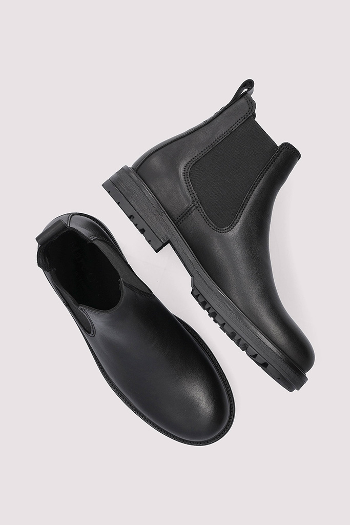 Paar schwarze Lederstiefeletten im Chelsea-Boot-Stil, freigestellt fotografiert – Produktfotos für Online-Shops
