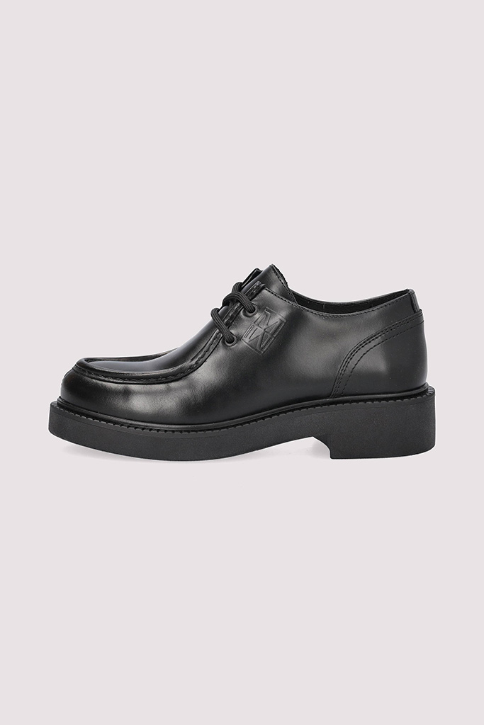 Schwarzer Herren-Schnürschuh aus Leder, freigestellt vor hellem Hintergrund – Produktfotografie für Schuhe