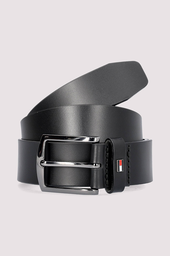 Schwarzer Ledergürtel mit Metallschnalle, freigestellt fotografiert – Produktfotografie für Mode-Accessoires