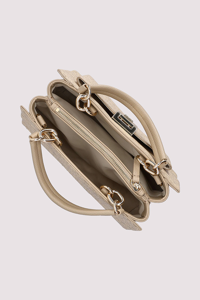 Nahaufnahme einer beigen Handtasche mit goldenem Verschluss – Produktfotografie für Mode-Accessoires