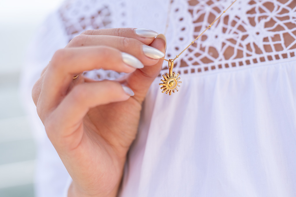 Produktfotografie Schmuck – goldene Halskette für kleine Marken und Online-Shops, Neubrandenburg