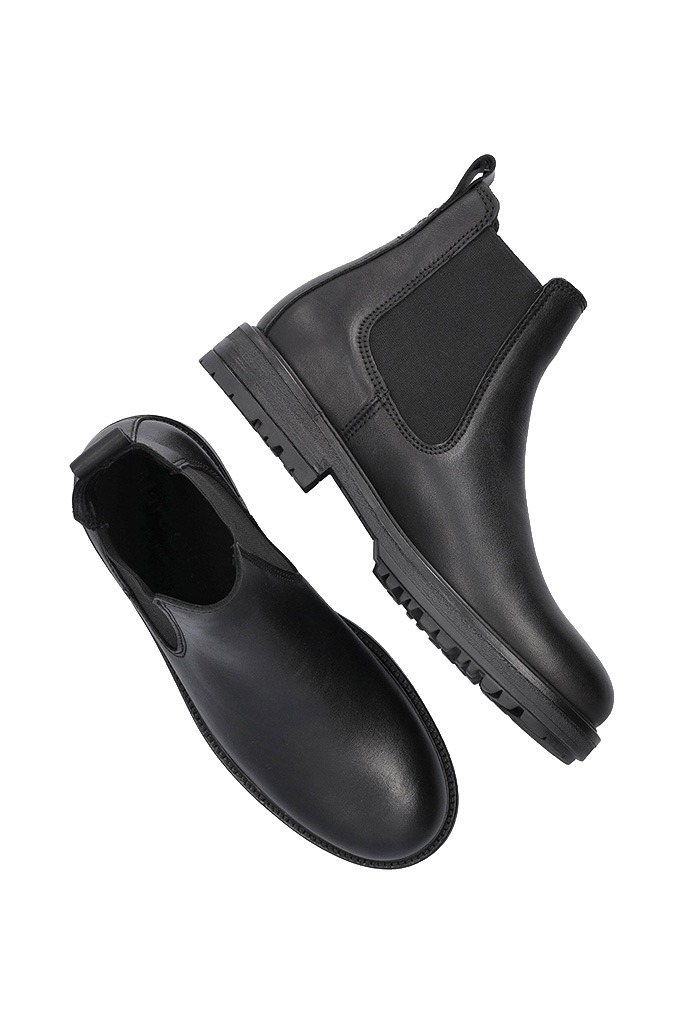 Schwarze Chelsea Boots aus Leder, Paar freigestellt auf weißem Hintergrund – Beispiel für Produktfotos für Amazon