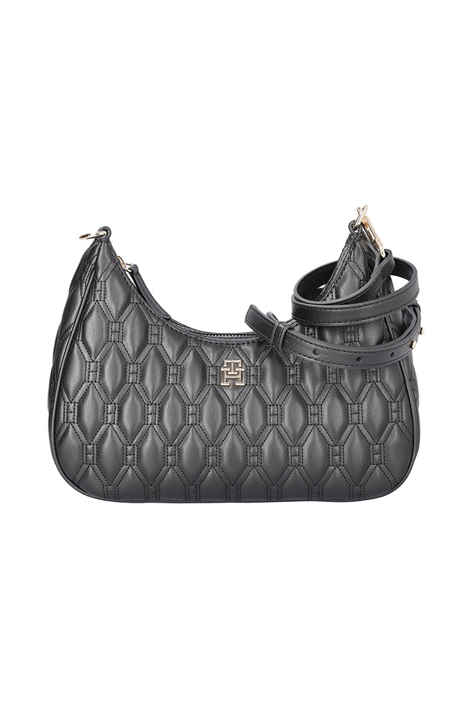 Schwarze gesteppte Schultertasche mit goldfarbenen Metalldetails, freigestellt auf weißem Hintergrund